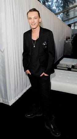 chasseurs_d_ombres_cit__des_t_n_bres_jamie_campbell_bower_glamour_awards_2