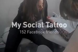 Elle se fait tatouer ses 152 amis FaceBook sur son bras