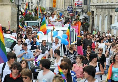 un drapeau gay sur le fronton de la mairie de Caen