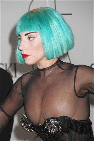 Lady Gaga seins nue
