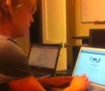 Il joue une chanson des Beatles avec le logo guitare de Google vidéo logo google guitare