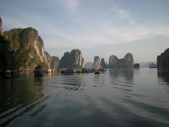 village de pécheurs sur la Baie d'Ha Long