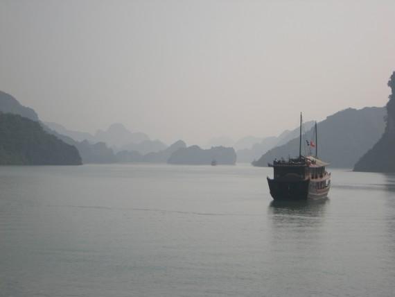 jonque sur la baie d'Ha Long