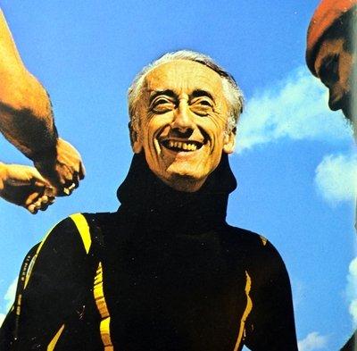 Exploitant toutes les possibilités offertes par ces nouveaux matériels, Cousteau invente une nouvelle forme de documentaire scientifique, privilégiant le spectacle et la vulgarisation.