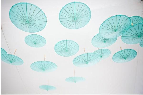 ombrelle-chinoise-deco-plafond 5 decos de réception tendances pour un mariage dans le vent