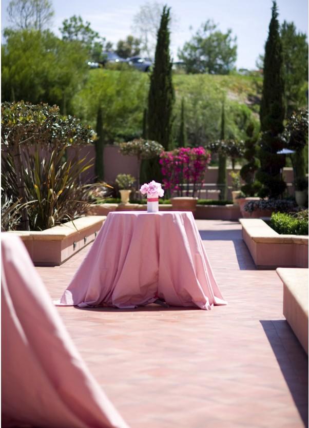 nappes-qui-trainenet-sol 5 decos de réception tendances pour un mariage dans le vent