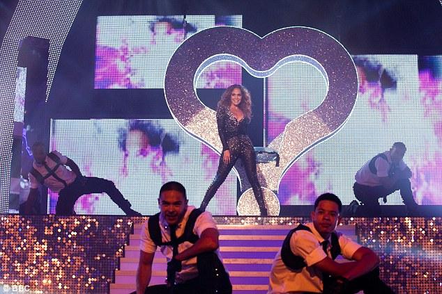 article-2002630-0C84A4C100000578-53_634x423 NOUVELLE PRESTATION : JENNIFER LOPEZ – ON THE FLOOR (@SO YOU THINK YOU CAN DANCE UK)