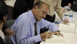 Jacques-Chirac-dedicacant-le-tome-1-de-ses-memoires