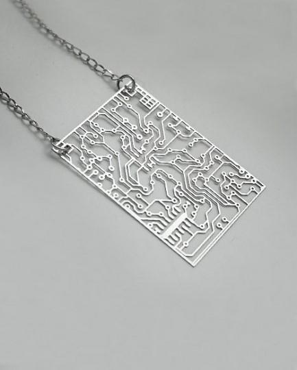 circut silver 433x540 Des pendentifs Geek