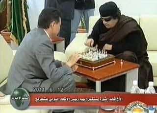 Kadhafi joue aux échecs à la télévision libyenne