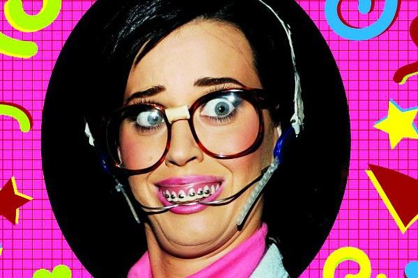 Katy Perry se grime en Ugly Betty pour le clip de « Last Friday Night (T.G.I.F.) »