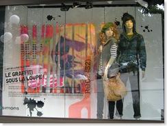 Exposition d’artistes urbains à la Maison Simons maison-simons-vieux-quebec-vitrine-murals