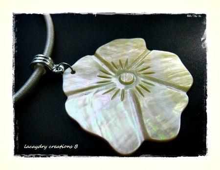 De la nacre pour ces colliers ! collier fleur nacre beige 2