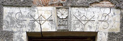 Un emblème de Compagnon charpentier à Granges-sur-Lot (47) Un emblème de Compagnon charpentier à Granges-sur-Lot (47)