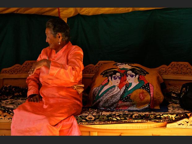 Cette bouddhiste fait visiter le monastère Khogno Khan, dans la province Boulgan (Mongolie). Cette bouddhiste fait visiter le monastère Khogno Khan, dans la province Boulgan (Mongolie).