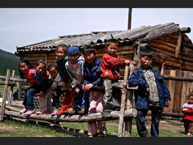 Les enfants posent devant la maison du chaman Nergoui, à Tsagaannuur, dans la province de Khövsgöl (Mongolie). Les enfants posent devant la maison du chaman Nergoui, à Tsagaannuur, dans la province de Khövsgöl (Mongolie).