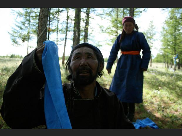 Nergoui, le chaman, est en pleine cérémonie d'invocation des esprits supérieurs, dans la forêt de Tsagaannuur, en Mongolie. Nergoui, le chaman, est en pleine cérémonie d'invocation des esprits supérieurs, dans la forêt de Tsagaannuur, en Mongolie.