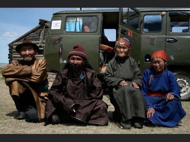 Le chaman Nergoui a tenu à présenter ses parents, qui vivent au bord du lac Blanc dans la province de Khövsgöl (Mongolie). Le chaman Nergoui a tenu à présenter ses parents, qui vivent au bord du lac Blanc dans la province de Khövsgöl (Mongolie).