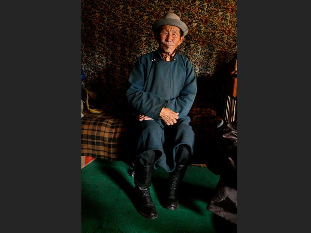 Cet homme est venu voir Nergoui à Tsagaannuur, dans la province de Khövsgöl, pour lui parler de ses soucis (Mongolie). Cet homme est venu voir Nergoui à Tsagaannuur, dans la province de Khövsgöl, pour lui parler de ses soucis (Mongolie).