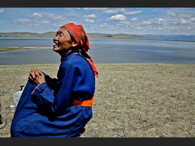 La femme de Nergoui, qui assiste toujours son mari lors des cérémonies, pose près du lac Blanc, dans la province de Khövsgöl (Mongolie). La femme de Nergoui, qui assiste toujours son mari lors des cérémonies, pose près du lac Blanc, dans la province de Khövsgöl (Mongolie).