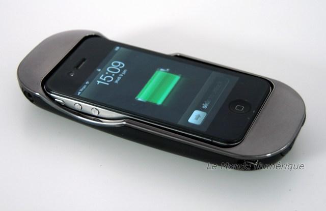 Une manette de jeu multimédia avec batterie intégrée pour l’iPhone 3G et 4