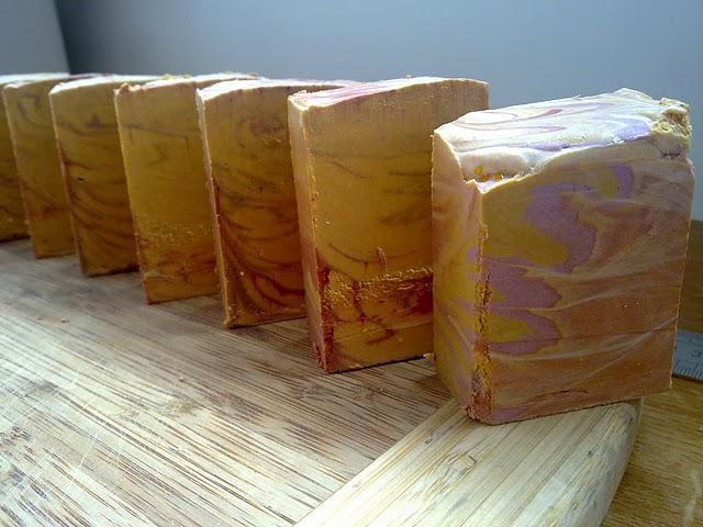 Démoulage et découpage du savon au miel, 10% surgras, marbré