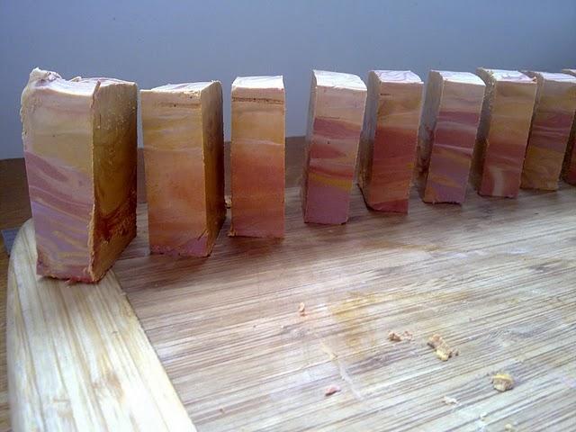 Démoulage et découpage du savon au miel, 10% surgras, marbré