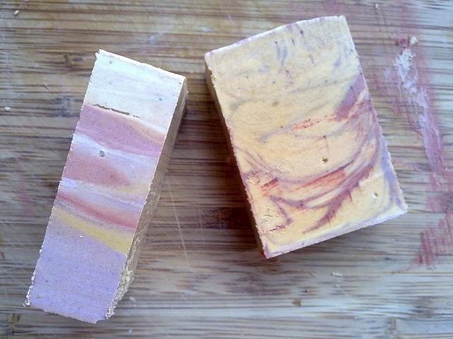 Démoulage et découpage du savon au miel, 10% surgras, marbré