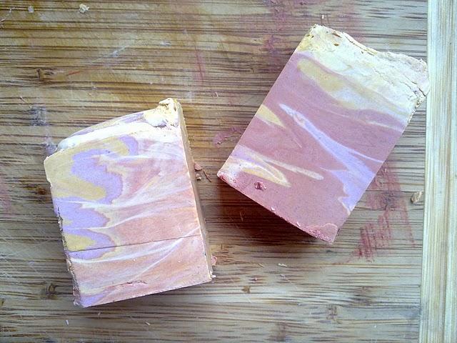 Démoulage et découpage du savon au miel, 10% surgras, marbré