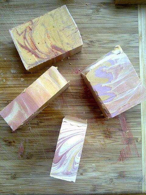 Démoulage et découpage du savon au miel, 10% surgras, marbré