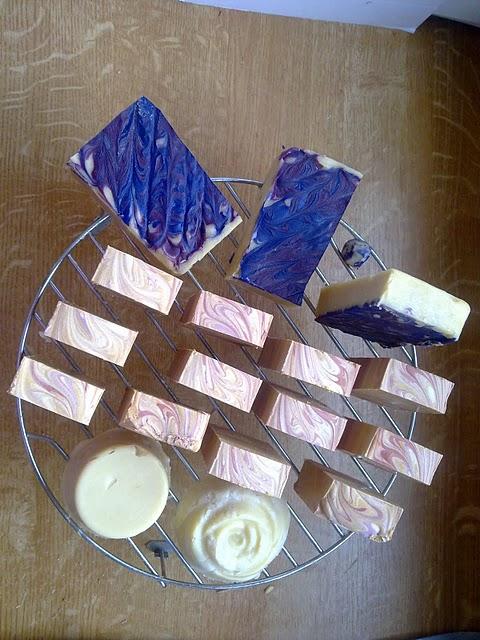 Démoulage et découpage du savon au miel, 10% surgras, marbré