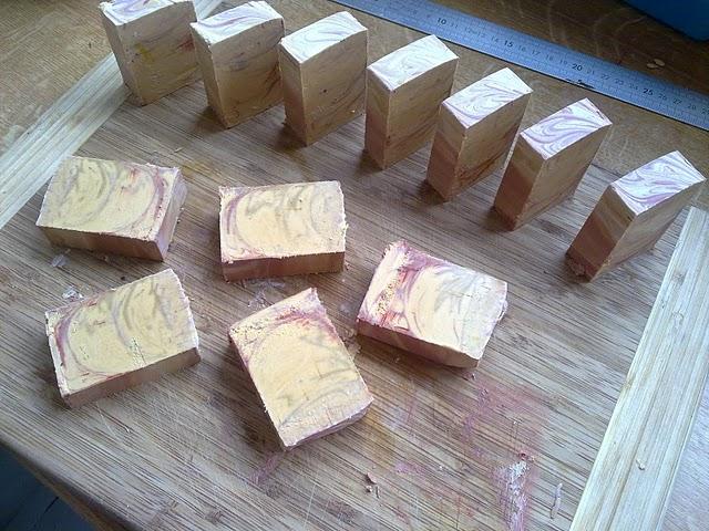 Démoulage et découpage du savon au miel, 10% surgras, marbré