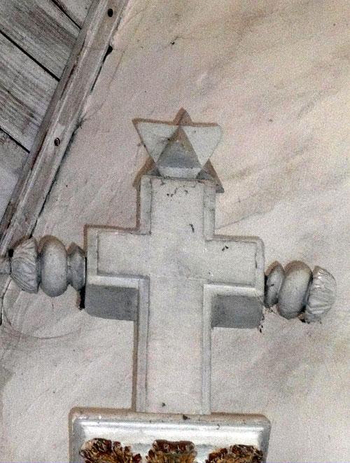 Un polyèdre dans l'église de Daumeray (49) Un polyèdre dans l'église de Daumeray (49)