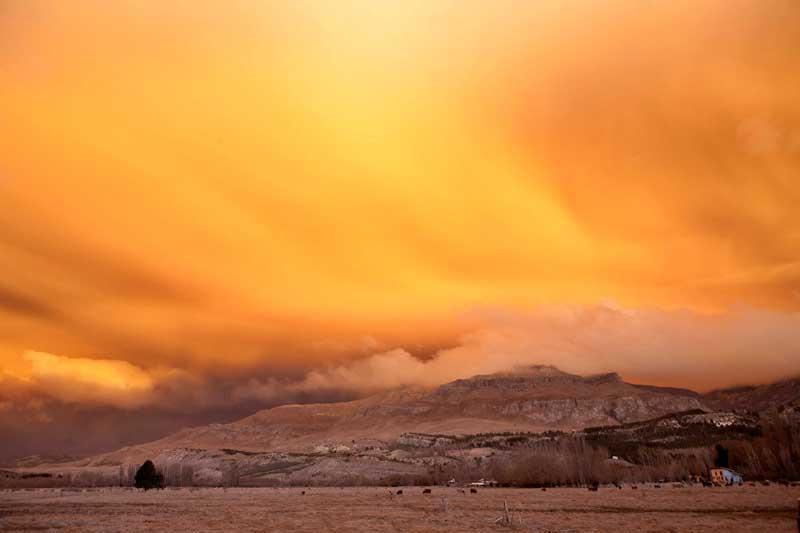 <B></div>Envergure</B>. À la tombée du soleil, le nuage de cendres du volcan Puyehue prend une couleur or. Entré en éruption depuis le 4 juin dernier, le volcan chilien, situé au sud de la ville de Santiago, dans la région des lacs, a repris de plus belle, se répandant dans plusieurs pays voisins, notamment l'Argentine, et engendrant une forte paralysie de l'espace aérien. 
