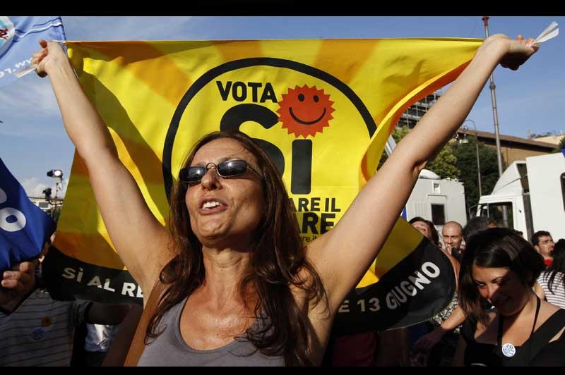<b></div>Plébiscite</b>. «Si le vote aux municipales était une gifle, celui-ci est un KO pour le centre-droit», souligne le grand journal milanais <i>Corriere della Sera</i>. Mardi 14 juin, au lendemain des quatre référendums proposés sur les questions d'immunité pénale, du retour au nucléaire et de la gestion privative de l'eau, les résultats définitifs sont massivement défavorables à Silvio Berlusconi, avec une participation très forte, à 56%. Le peuple du oui a ainsi voté... mais pas pour «Il Cavaliere».