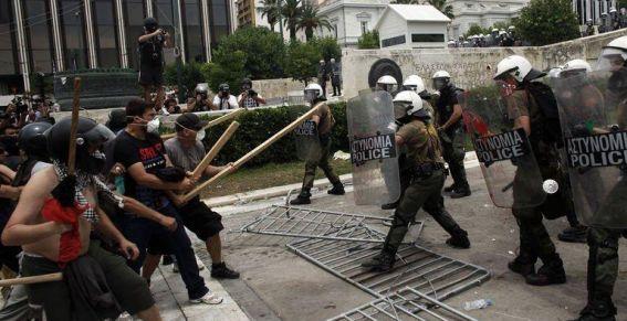Des heurts ont éclaté entre les manifestants et les forces ce mercredi 15 juin 2011 à Athènes.
