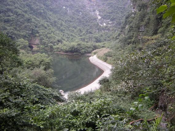 Au milieu des lacs et des montagnes, un port en brique pour débarquer et se dégourdir les jambes.