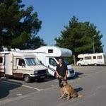 Le boulou : c'est la zone reservée aux camping-cars, un peu en pente, mais avec des cales sous les roues (ou des verrins pour les plus luxueux) on s'adapte. P1070273.JPG