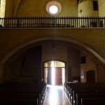 Le boulou, église sainte marie : une jolie lumière se dégage de l'entrée, mais on ne distingue pas l'habituel orgue. P1070309.JPG