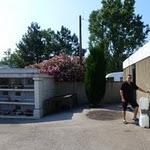 Le boulou : Au remplissage des Jerricans ! Les cimetières offrent souvent ce genre de services et ça ne dérange pas les morts... quant aux habitants, ça dépend lesquels... P1070323.JPG