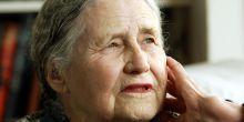 La romancière Doris Lessing, Prix Nobel de littérature 2007, dans sa maison londonienne, en avril 2006. | AP/MARTIN CLEAVER La romancière Doris Lessing, Prix Nobel de littérature 2007, dans sa maison londonienne, en avril 2006.