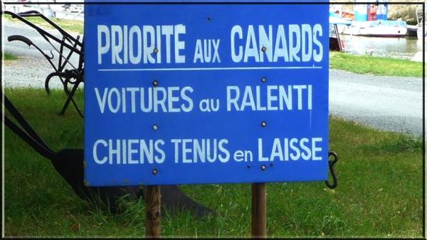 mortagne panneau Un port à un kilomètre du rivage