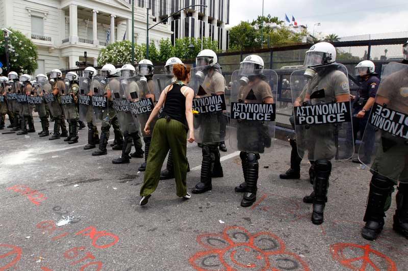 <b></div>Seule</b>. Elle n’a que son courage et ses convictions. Comme cette femme, mercredi 15 juin, plusieurs centaines de manifestants se sont opposés aux forces de l’ordre dans les rues d’Athènes. Après une énième protestation, les Grecs ont l'espoir d'empêcher le vote au parlement d'un plan de rigueur destiné à obtenir une nouvelle aide financière auprès des créanciers du pays, encore une fois au bord de la faillite. 