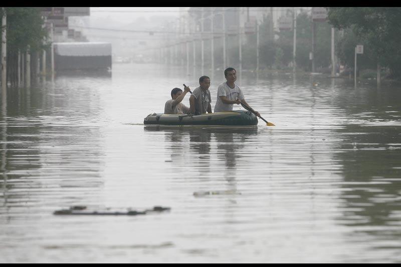 <b></div>Sous les eaux</b>. Les embarcations en caoutchouc ont remplacé les voitures. Jusqu'alors frappée par la sécheresse, des pluies torrentielles se sont abattues dans la province de Hubei, en Chine, provoquant des inondations de plus de deux mètres de haut. Ici, mercredi 15 juin, dans une rue de la ville de Xianning, plus de 60.000 personnes ont dû être évacuées avec au total, 44 morts et 33 disparus.