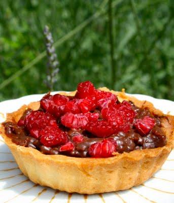 TARTELETTES AU CHOCOLAT CARAMEL, GAVOTTES ET FRAMBOISES TARTELETTES AU CHOCOLAT CARAMEL, GAVOTTES ET FRAMBOISES