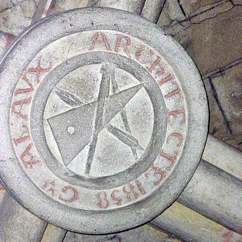 Les emblèmes d'un architecte et d'un entrepreneur sur des clés de voûte de l'église Saint-Jean-d'Etampes à La Brède (33)