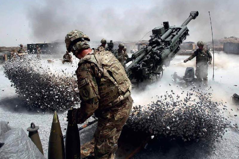 Tous les artilleurs le savent : rien n'est plus dangereux que de rester à l'arrière d'une batterie lourde au moment du recul. Ici, des militaires américain sur le terrain afghan.