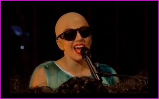 Lady Gaga chante 