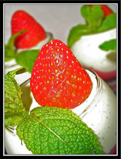 Mousses pistache sur lit de fraises en verrines... verrines01