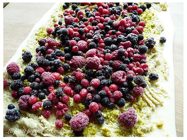 ROULE FEUILLETEE AUX PISTACHES ET FRUITS ROUGES roule-aux-pistache1.jpg
